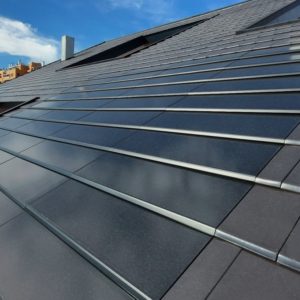 Der Dachziegel SOLAR FLAT-10 ist so konzipiert, dass er sich nahtlos in Ihr Dach einfügt. Dank seiner Integration bietet es alle Vorteile der Erfassung erneuerbarer Photovoltaik-Solarenergie und bietet darüber hinaus eine hervorragende Zuverlässigkeit in Bezug auf die Wasserdichtigkeit des gesamten Daches.